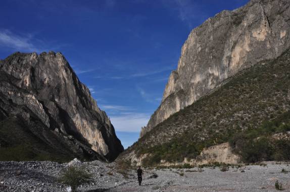 Caminhando pelo parque de Potrero Chico, no nordeste do México